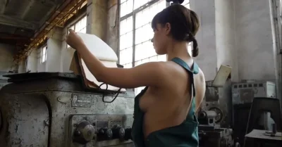 Голая на заводе