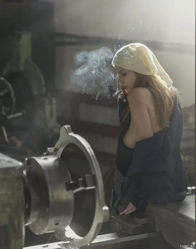 Девушка на заводе
