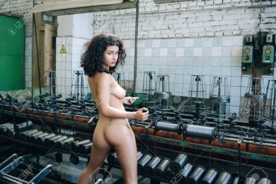 Фотосессия девушек на заводе