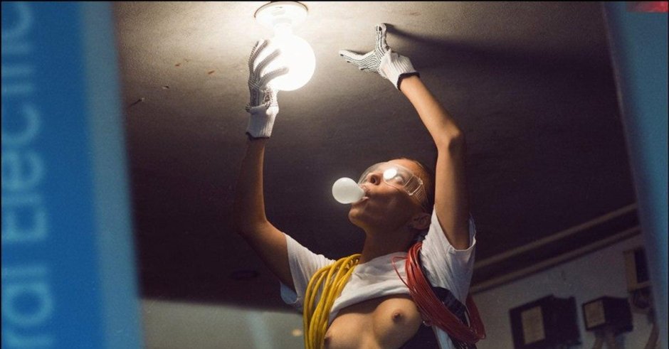 Девушка с жвачкой