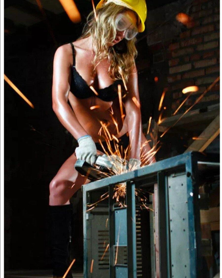 Девушка сварщик