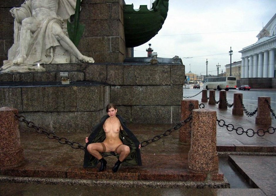 Голые питерские на улице