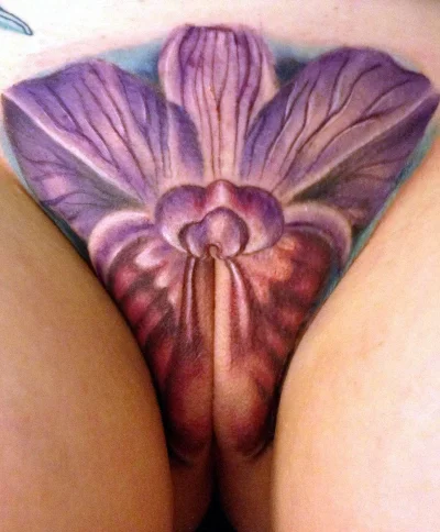 Бодиарт на женских гениталиях