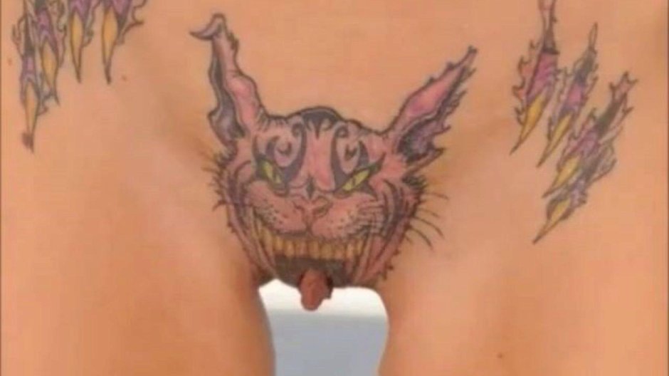 Девушка с татуировкой на киске