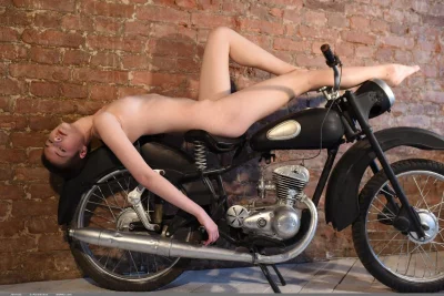 Мотоцикл девушка