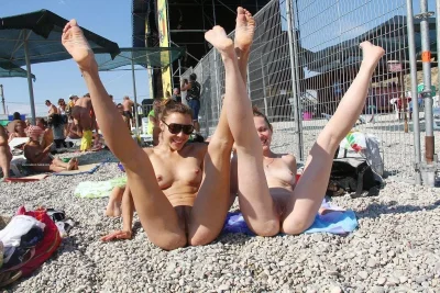 Голые девушки на нудистком пляже