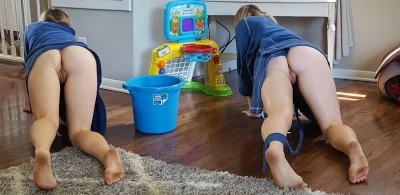 Жена убирается без трусов