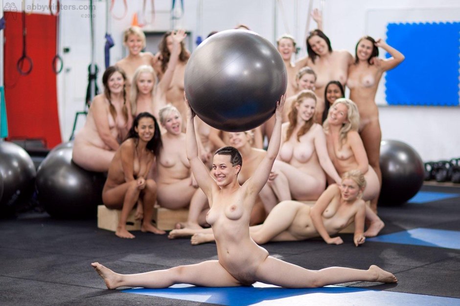 Голые нудистки в спортзале