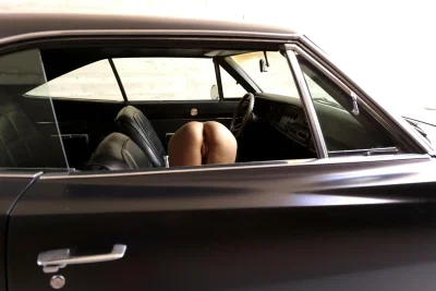 Голые женские попки в машине