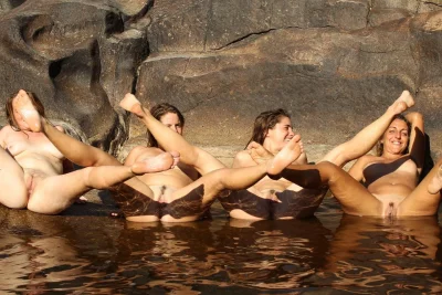 Голые девки с парнями купаются голышом
