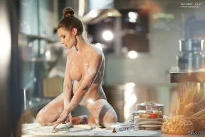 Девушка в муке на кухне