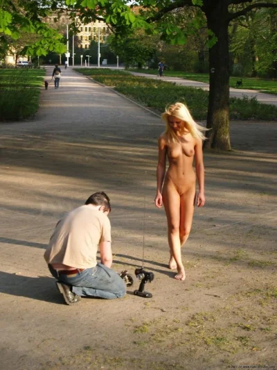 Голые люди на улице