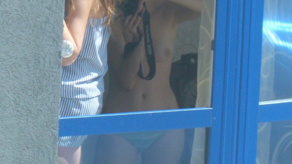 Подглядывание в окна голые