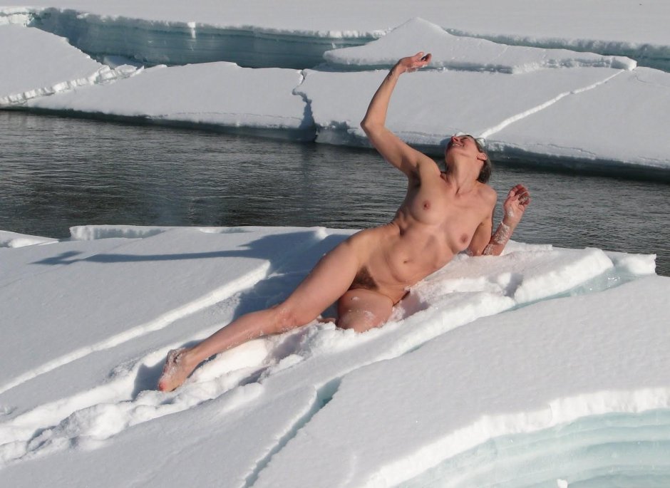 Голые женщины на снегу