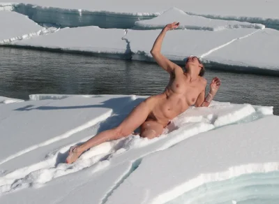 Голые женщины на снегу