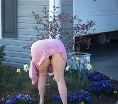 Наклонилась на огороде