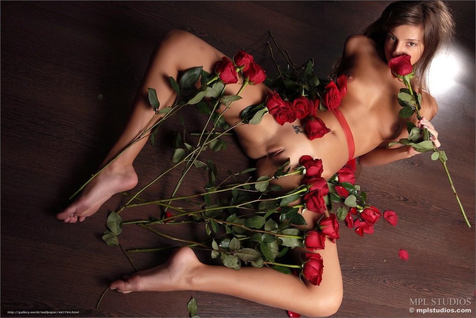 Ню с цветами