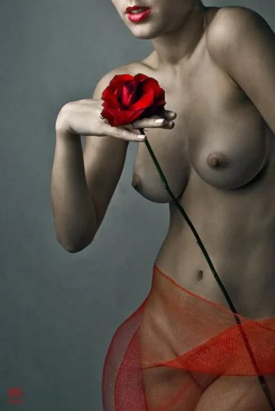 Девушка с цветам