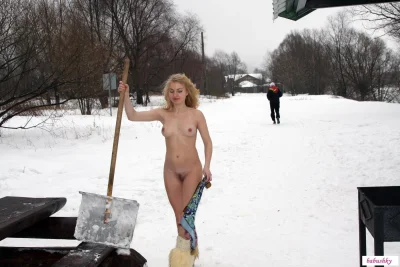 Снежные голые девушки