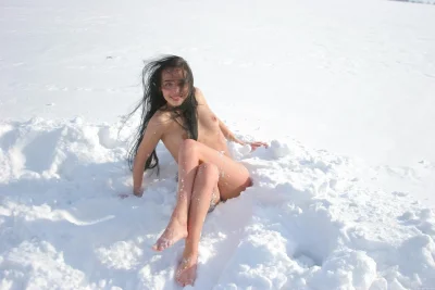 Девушки голышом купаются в снегу