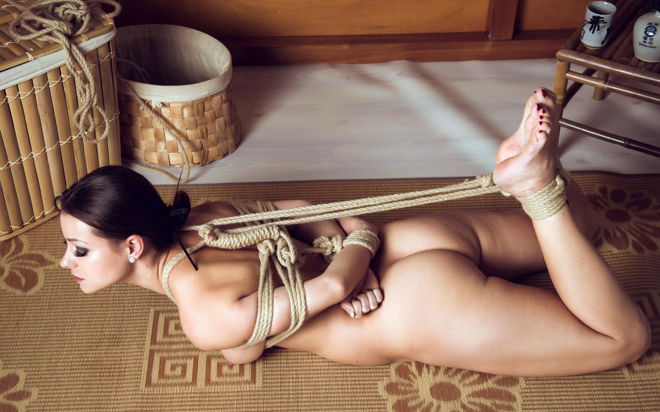 Голая связанная девушка