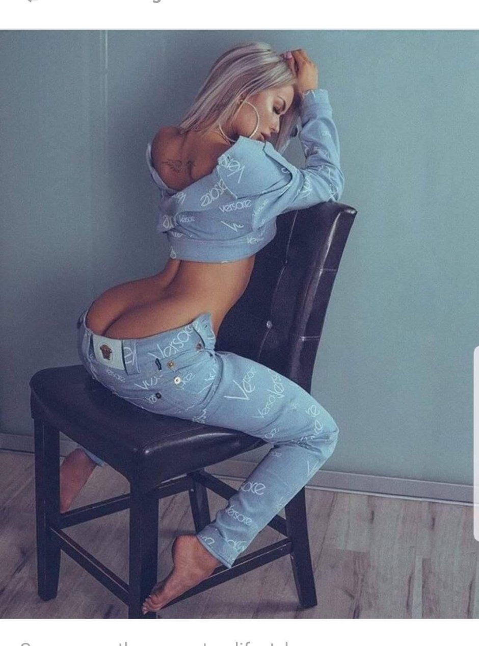 Сексуальная девушка в джинсах