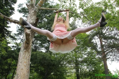 Девушка без трусиков на качели