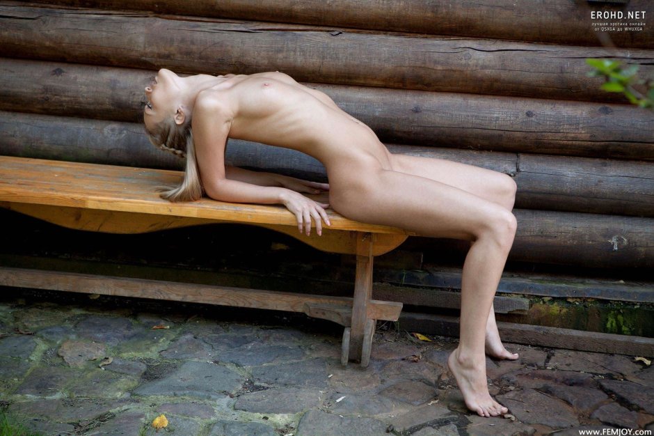 Голая женщина лежит на лавке