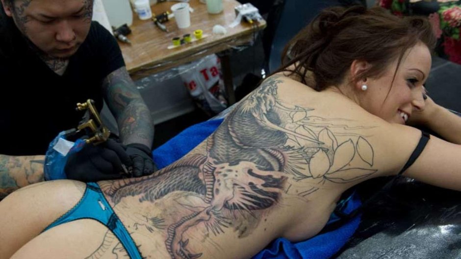 Голые девки в тату салоне