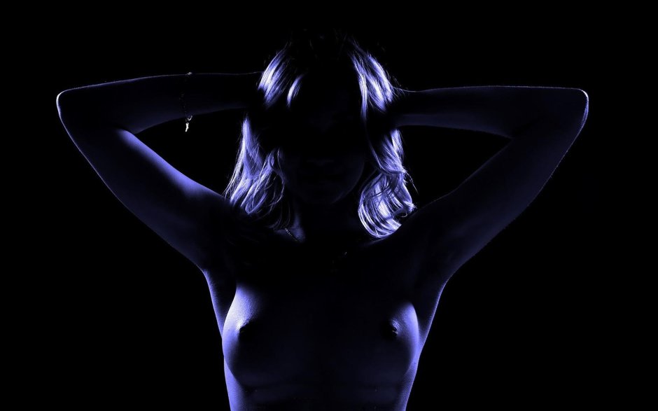 Голая девушка на черном фоне