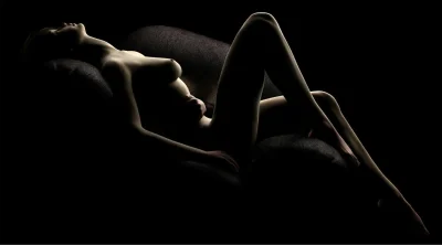 Женское тело в темноте