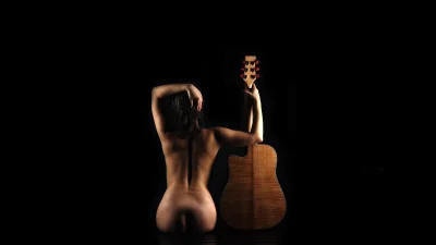 Голая девушка с гитарой