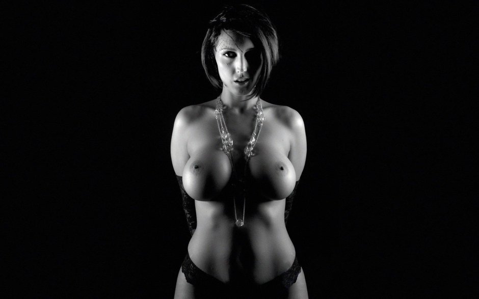Голая женщина на черном фоне