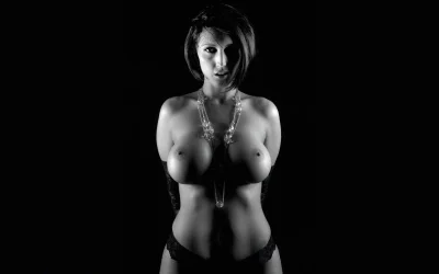 Голая женщина на черном фоне