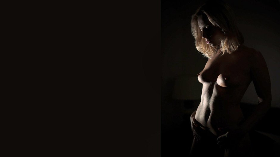 Голые дамы на темном фоне
