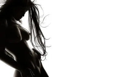 Эротические девушки на тёмном фоне