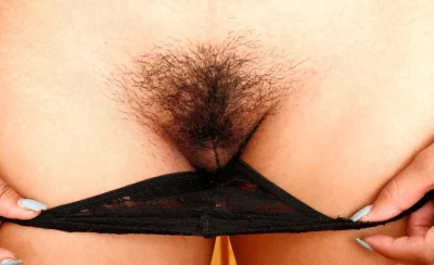 Волосатая киска под трусиками