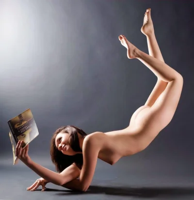 Эротическая фотосессия с книгой