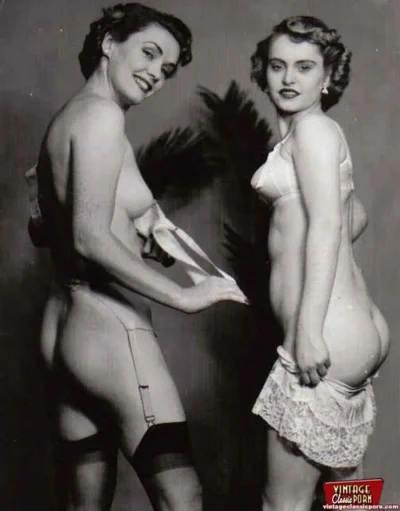 Голые женщины в ретро белье