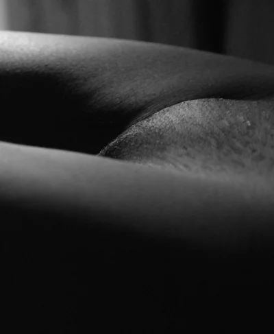 Женский лобок в темноте