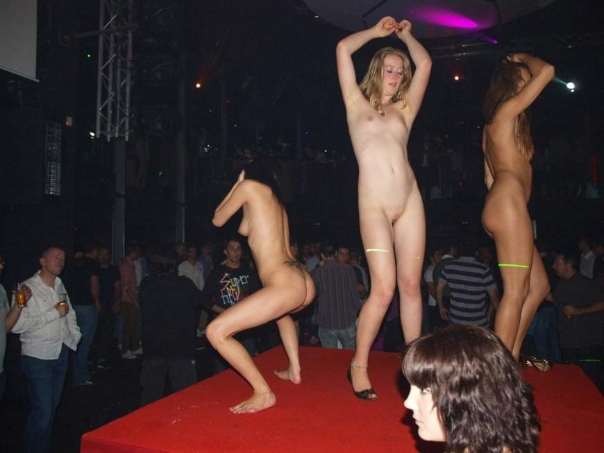 Ню стриптиз