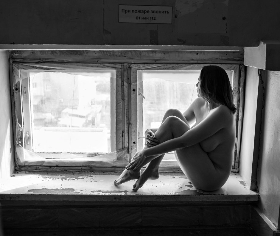 Голая ходит по квартире