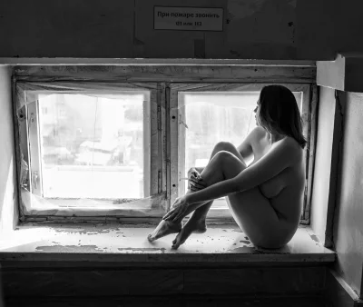 Голая ходит по квартире