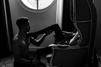 Эротическая фотосессия с зеркалом