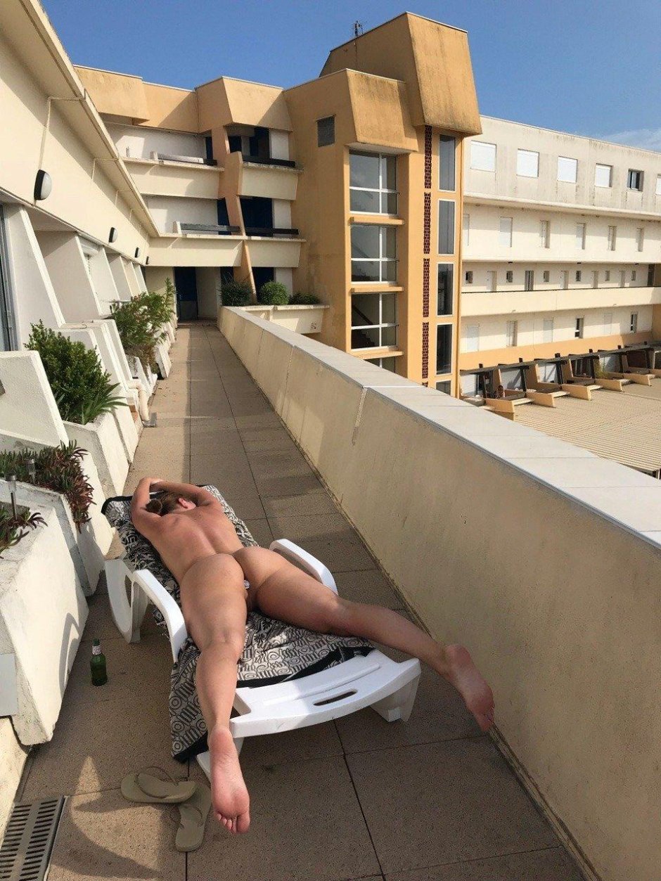 Голая в гостинице публично