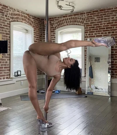 Гибкие спортивные девушки