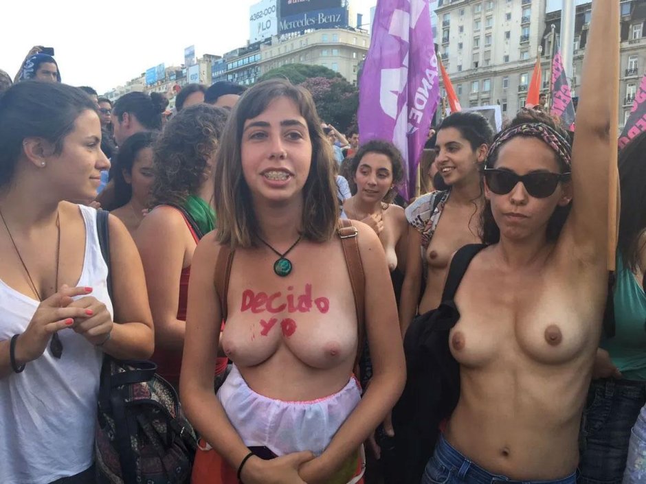 Голые женщины протестуют