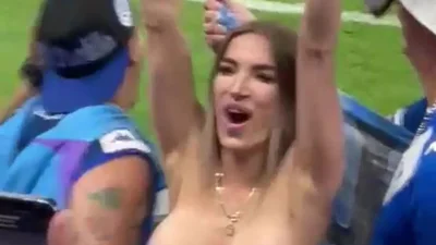 Голые болельщицы на стадионе