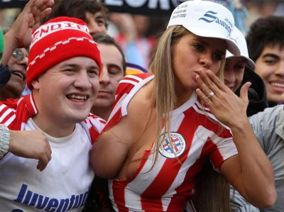 Голые болельщицы на стадионе