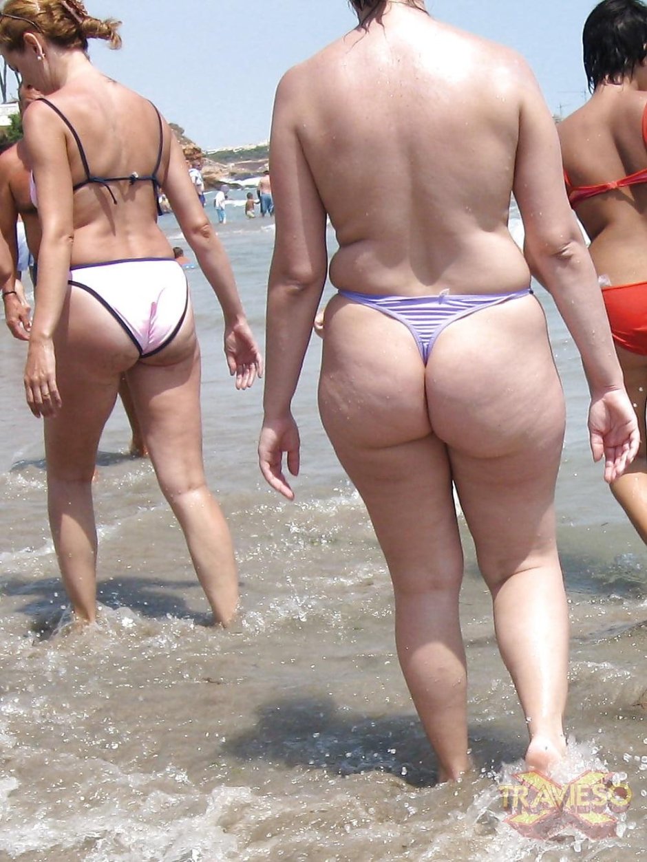 Голые женщины в стрингах на пляже